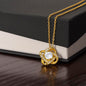 Hermoso collar de amor.en forma de nudo inquebrantable