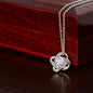 Hermoso collar de amor.en forma de nudo inquebrantable